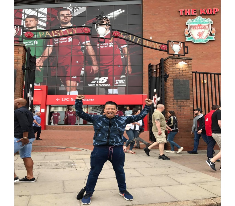 อ้าว! อ้าว! อ้าวเฮ้ย! ...ดูละครเวทีอยู่ดีๆ ไหงงั้นมาโผล่ที่หน้า Anfield ก่อน Liverpool เตะ Big Match