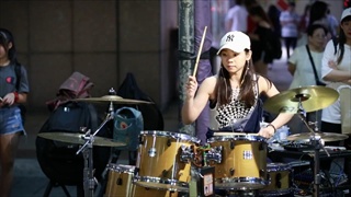 สาวจีนน่ารัก ตีกลอง | นางฟ้าตีกลองชุด สุดยอดมากๆ เพลงอย่างมันส์..คนมุงเพียบ !