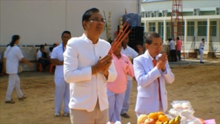 Sakorn News : วางศิลาฤกษ์หอพระไตรสว่างศรัทธาพุทธสถาน