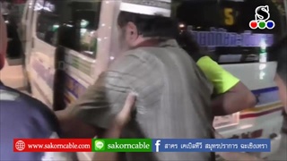 Sakorn News : หนุ่ม 21 ปีซิ่งกะบะแล้วก้มไปเก็บมือถือทำให้รถเสียหลัก