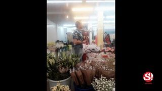 ฮือฮายามดึก ณเดชน์ โผล่ซื้อดอกกุหลาบ ปากคลองตลาดแทบแตก