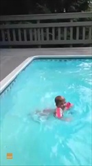 ว่ายน้ำครั้งแรก ! แม่สอนโดดลงสระ แต่ลูกมี ไมเคิล แจ็คสัน เป็นไอดอล