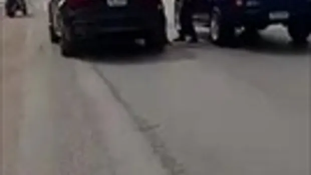 โผล่อีกคลิป หนุ่ม BMW ทะเลาะกระบะจอดขวางกลางถนน แย่งปืนตะโกนลั่น 