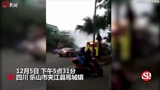 ระทึก ชายจีนจุดระเบิดโยนใส่รถเมล์ บาดเจ็บ 17 คน