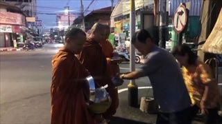 หัวใจน่ากราบ ลุงร้านกาแฟเก็บเงินปลิวถนน 3,000 เฝ้ารอคืนให้ถูกคนเป๊ะ