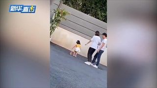 ด่ายับ แม่เตะลูกสาวนางแบบเหตุโพสท่าไม่ถูกใจ โร่ขอโทษ ปัดทำร้ายลูก