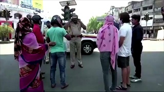 อินเดียล็อกดาวน์เข้ม ใครออกจากบ้าน โดนตำรวจเอาไม้ไล่ตี