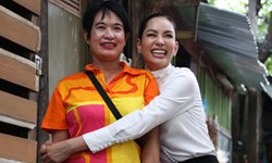 "แอนนา เสืองามเอี่ยม" เจอคุณแม่ครั้งแรก หลังคว้า "มิสยูนิเวิร์สไทยแลนด์ 2022"