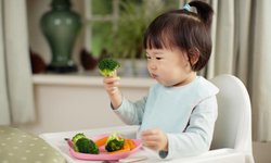 7 เทคนิคช่วยให้ลูกน้อยกินผักได้ง่ายโดยไม่ต้องบังคับ