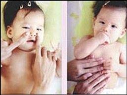 <font color=996633>สองมือคุณพ่อคุณแม่ นวดเจ้าตัวเล็กสบายตัว</font>