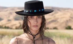 พาส่องเมคอัพบนรันเวย์ Dior Cruise 2018 พร้อมบิวตี้ไอเท็มที่เหล่านางแบบใช้!