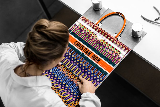 ล้านฝีเข็ม กว่าจะเป็นกระเป๋า Dior book tote สุดฮอตต้องเย็บปักละเอียดยิบถึงเพียงนี้