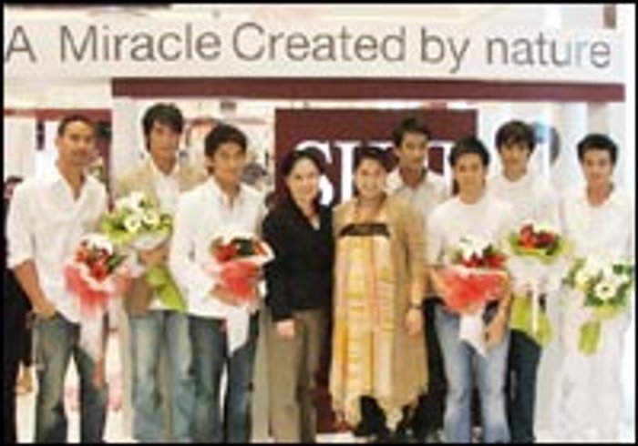 SK-ll Miracle Moments : 7 Gifts designed by 7 Guys
