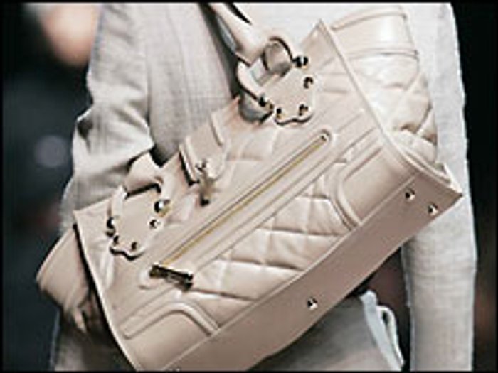 The Manor Bag จากเบอเบอร์รี่ เสน่ห์ความงามของฤดูหนาวนี้