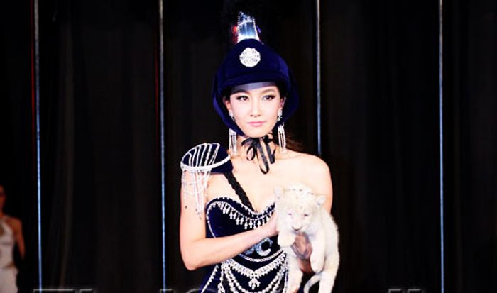 นุ่น วรนุช-ซอนย่า พาเหรดแฟชั่นหรูพร้อมกายกรรมอลังการ