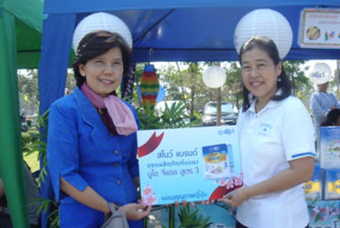 นมผงสโนว์ แบรนด์ ใจดีมอบนมให้น้องๆกินฟรี
