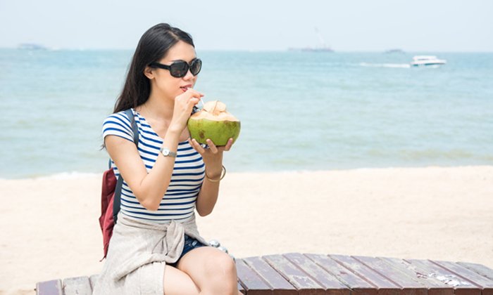 ไขข้อข้องใจ ผู้หญิงมีประจำเดือน ห้ามดื่มน้ำมะพร้าวจริงหรือ?