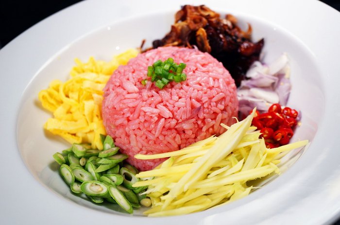 ใครไม่เคยกินข้าวคลุกกะปิเพราะไม่ชอบกลิ่นกะปิ เปลี่ยนมาเป็นข้าวผัดซอสเย็นตาโฟทรงเครื่องดูสิคะ อร่อยเห