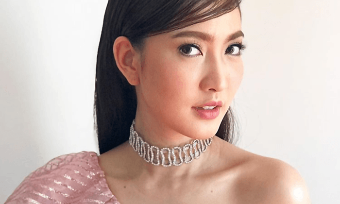 เมคอัพลุคสไตล์คุณหนูของ "แต้ว ณฐพร" ที่งานโชว์ตัวครั้งแรกในประเทศลาว
