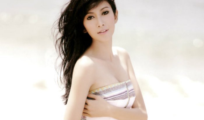 Yui Chiranan Wallpaper : Dancing On The Beach