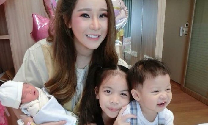 ส่องความสวยคุณแม่ลูก 3 ออฟฟี่ แม็กซิม หุ่นเพรียวบาง หลังคลอด 1 เดือน