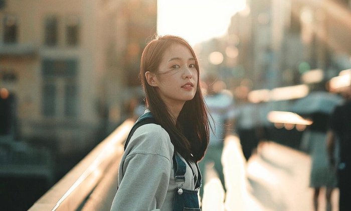 พาส่องกล้อง! ถ่ายสวย แสงละมุนที่ช่างแต่งหน้าเลือกใช้