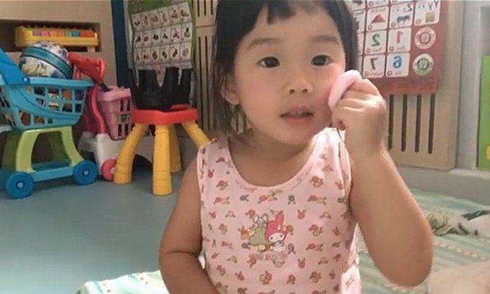 เอ็นดู "เป่าเปา" บิวตี้บล็อกเกอร์วัยจิ๋ว 2 ขวบ กับการสอนแต่งหน้าภาษาอังกฤษ