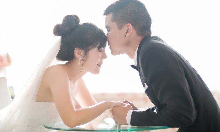 13 ไอเดียท่าพรีเวดดิ้ง "จุ๊บเหม่ง" น่ารักๆ ฝึกไว้ให้ชินก่อนไปเจอช่างภาพ