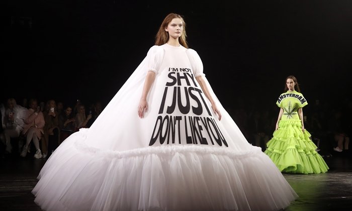 ไปสุดทาง! เดรสกูตูร์สุดฟรุ้งฟริ้งกับข้อความร้ายๆ บนรันเวย์ Viktor & Rolf ที่ปารีส