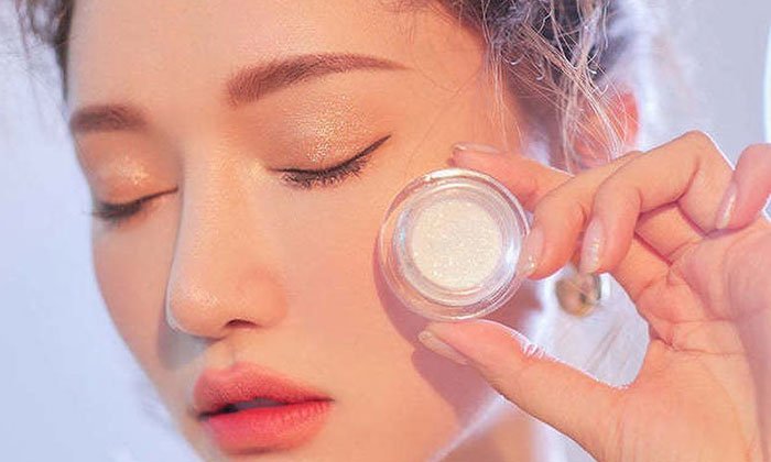 แนะนำ 10 อายแชโดว์ผสมกลิตเตอร์ที่ทำให้ตาวิ้งวับตลอดวัน