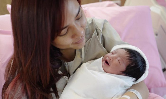 "อุ้ม ลักขณา" กับประสบการณ์คลอดลูกเอง เจ็บปวดแต่มีความสุข