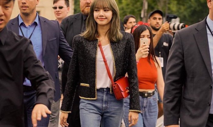 "ลิซ่า BLACKPINK" ฉายเดี่ยวติดขอบรันเวย์ Céline มาในแฟชั่นเรียบๆ แต่สวยฟาดมาก