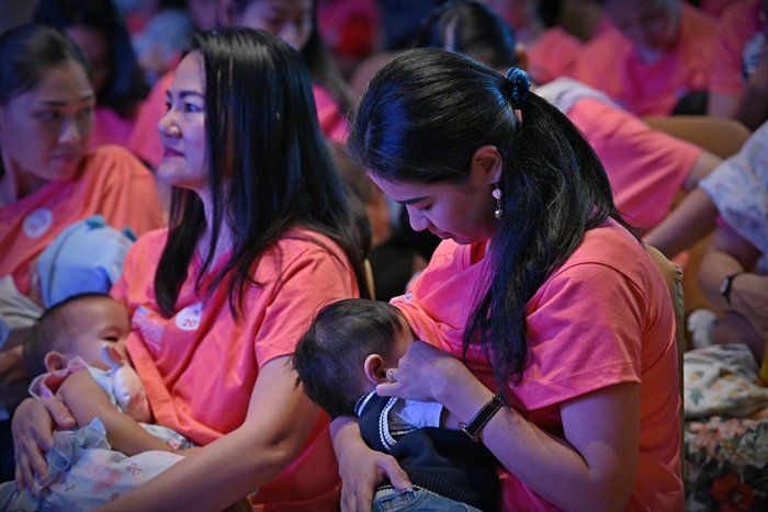 สร้างสถิติสูงสุดคู่แม่ลูกกว่า 1,300 คน ให้นมพร้อมกันทั่วประเทศ