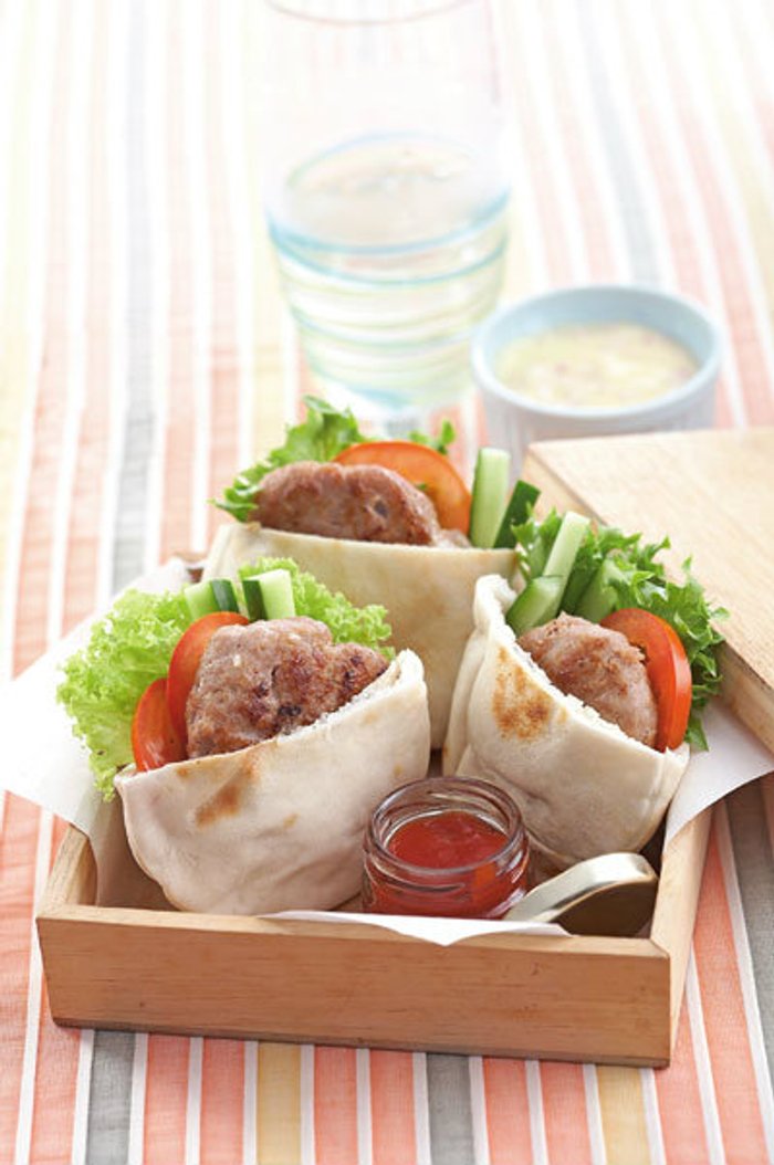 เบอร์เกอร์หมูกับสลัดแตงกวา