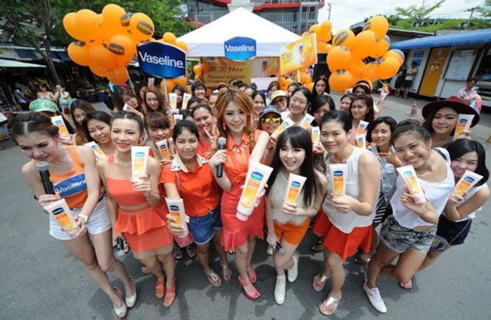 ท้าสาวสวย...เปลือยผิวช้อป สู้แดด!