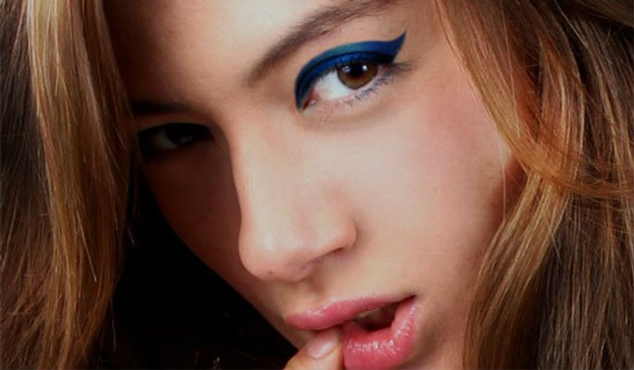 TRY THIS TREND : เด่นเวอร์ ๆ ด้วย BLUE EYELINER