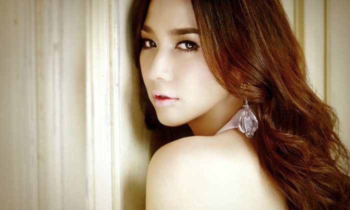 Aum Patcharapa Wallpaper :Charismatic Queen