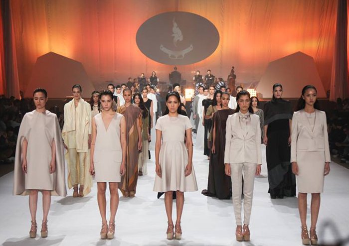 ครั้งแรกที่ “ธรรมมะ” ถูกตีความผ่าน “แฟชั่น” ในแฟชั่นโชว์ชุดธรรมะศรัทธา