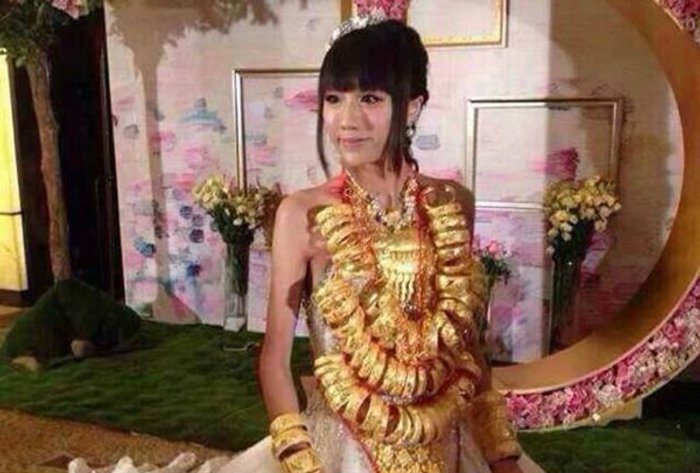 หวือหวา! เจ้าสาวจีนใส่ทอง หลายสิบกิโลเข้าพิธีแต่งงาน