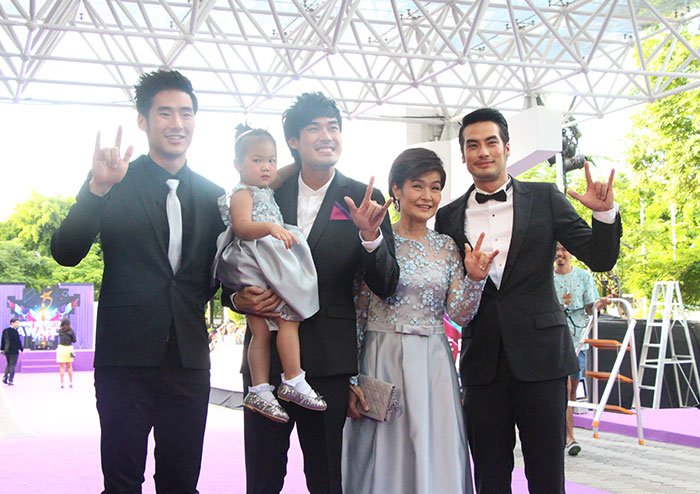 คนบันเทิงพาเหรด รวมพลบนพรมม่วง ในงาน “ไนน์เอ็นเตอร์เทนอวอร์ด 2014”