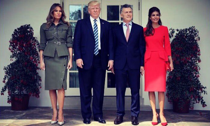 นักวิจารณ์แฟชั่นกดไลค์ ชุดรับแขกแสนเปรี้ยวของ Melania Trump
