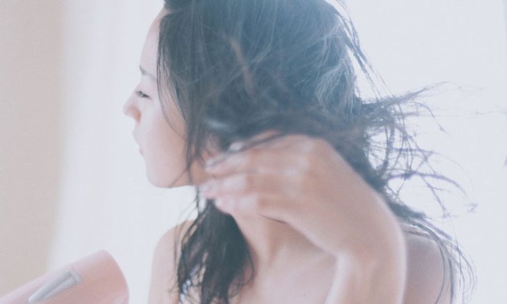 4 เทคนิคบอกลาปัญหาผมมัน เนรมิตผมให้สวยเป๊ะอย่างมีสุขภาพดี