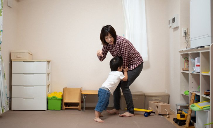 5 ประโยคที่ห้ามพูดกับลูกต่อหน้าคนอื่น พูดแล้วลูกแย่ นิสัยไม่ดีตอนโต
