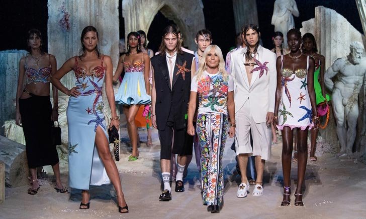 เครื่องประดับสีสันสดใส และแรงบันดาลใจจากท้องทะเล แบรนด์ Versace