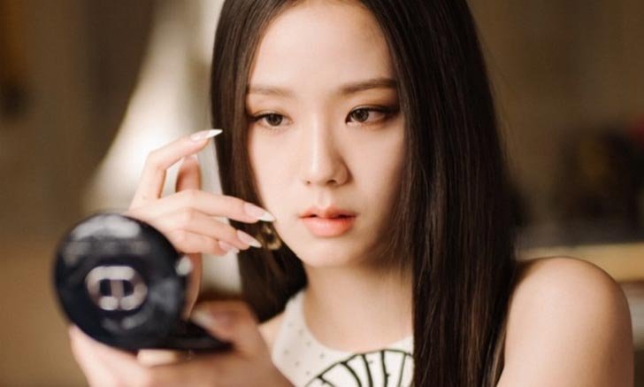 ชี้เป้าเมคอัพลุคคุณหนูของ Jisoo BLACKPINK ตอนร่วมดูโชว์ Dior SS2022 ในปารีส