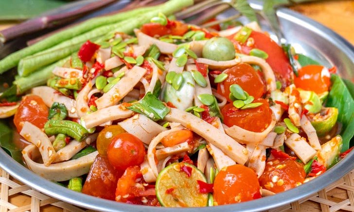 วิธีทำตำเส้นยอไข่แดงเค็มซี้ด หอมนัว รสจัดจ้านทุกคำ