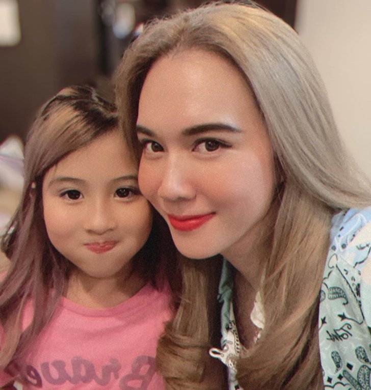 เมย์ ปทิดา" ควง "น้องมายู" ทำสีผม เปลี่ยนลุค สวยสดใสแพ็กคู่