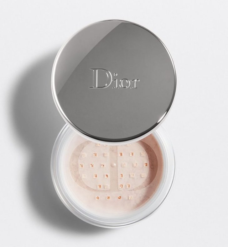 แป้งฝุ่น Mineral จาก Dior ที่อุดมไปด้วยคุณค่าของ The Longoza Cellular™ ช่วยฟื้นฟูผิวไปด้วยขณะแต่งหน้า