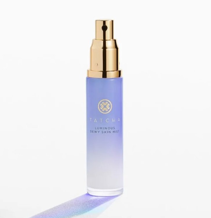 Tatcha Luminous Dewy Skin Mist สเปรย์ฉีดผิวหน้าที่มีส่วนผสมของ Mineral Oil ทั้งบำรุงผิวและสามารถใช้ฉีดระหว่างวันเพื่อให้ผิวดูฉ่ำน้ำได้