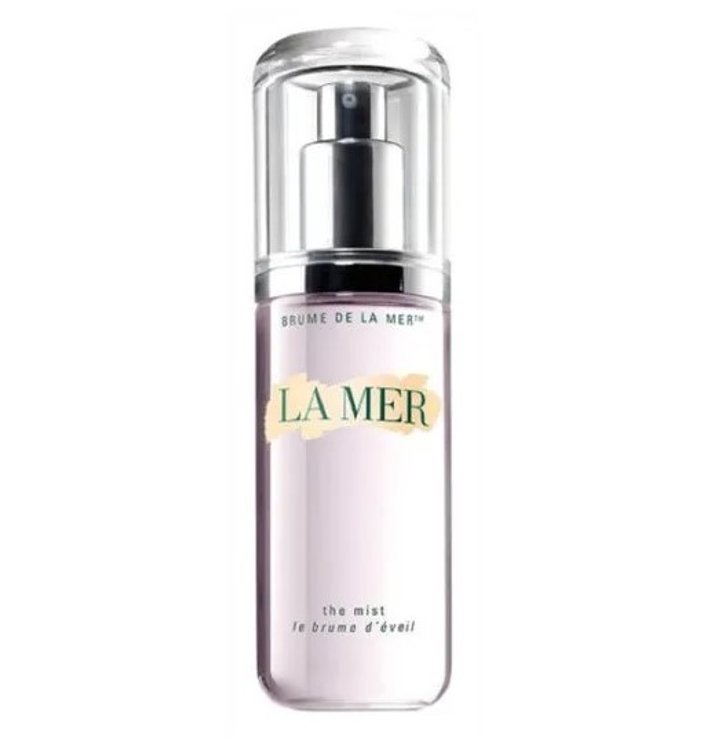 La Mer The Mist สเปรย์ฉีดผิวหน้าจากแบรนด์สกินแคร์ลักซ์ชัวรี่ที่ขึ้นชื่อเรื่องการเติมน้ำให้ผิว จะใช้ฉีดบนผิวหน้าโดยตรงหรือสเปรย์ลงบนสำลีและเช็ดแทนโทนเนอร์ก็ได้เหมือนกัน